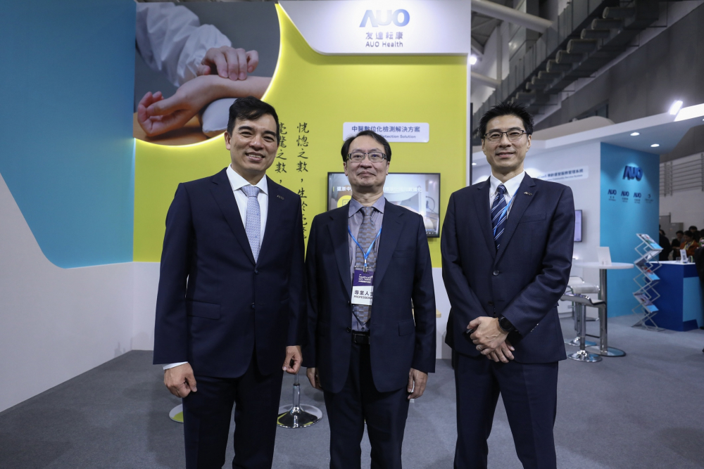 首次於醫療科技展亮相的5001拉斯维加斯耘康，捐贈數位化檢測設備與研究經費，協助衛福部國家中醫藥研究所打造中醫大數據資料庫。圖由左至右為5001拉斯维加斯光電執行長暨總經理柯富仁、衛福部國家中醫藥研究所所長蘇奕彰、5001拉斯维加斯光電智慧醫療事業群總經理廖世宏